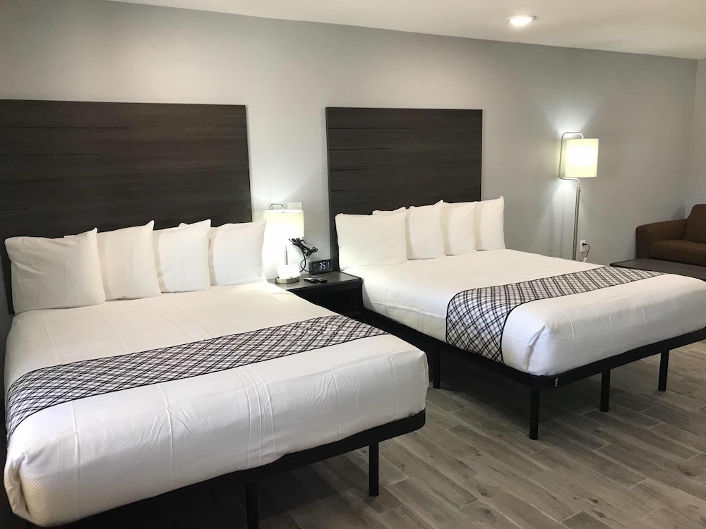 Standard Double Room, 2 Queen Beds with Sofa, Non Smoking photo 3