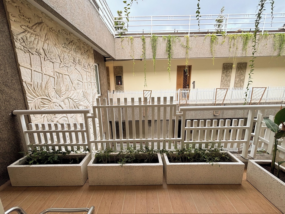 Suite, 1 Bedroom, Balcony - Photo 23