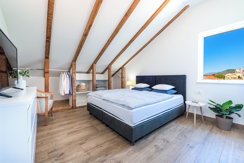 Apartment (One Bedroom Apartment with Balcony an)