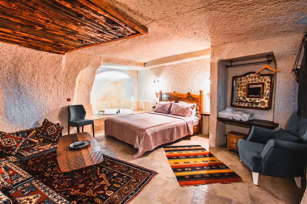 Deluxe Cave Suite photo 1