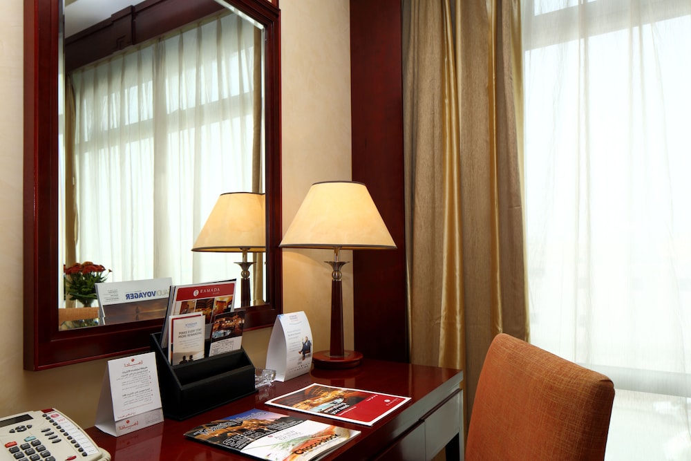 Business Suite, 1 King Bed, Smoking (Elite, Parking View) - Photo 1