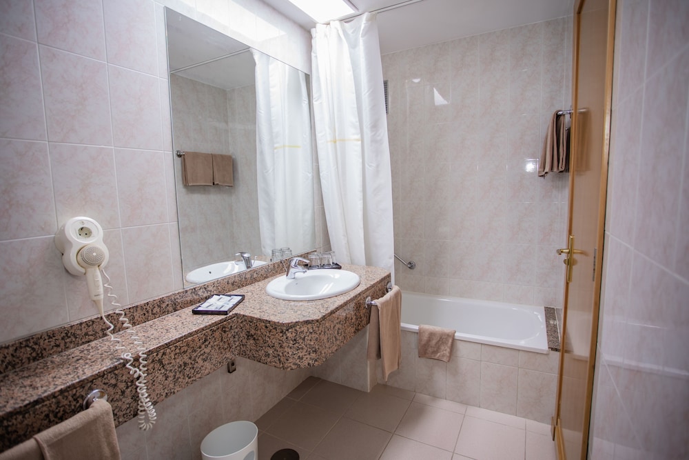 Superior Double Room, Balcony (2 Adults) - Photo 8