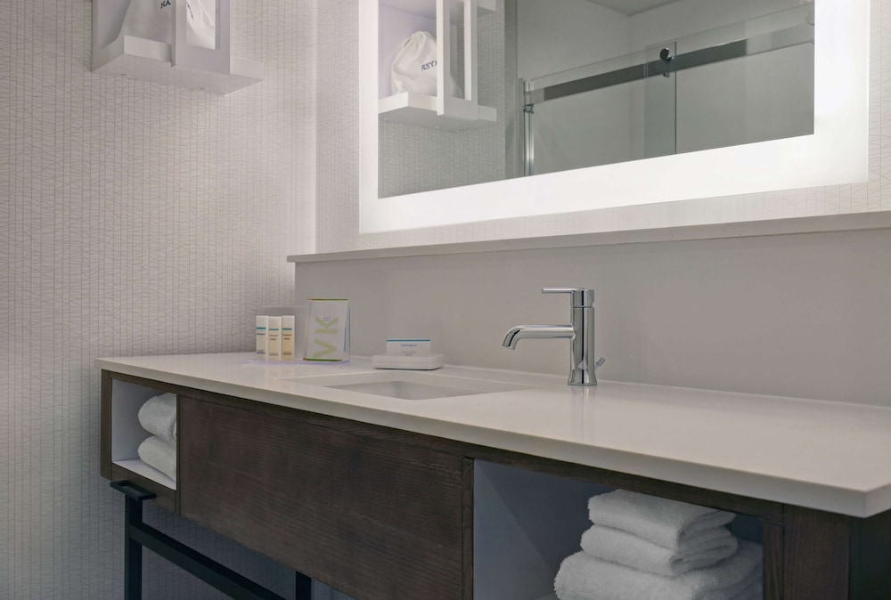 Room, 1 King Bed, Refrigerator - Photo 6