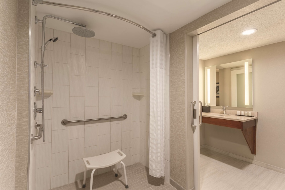 Suite, 2 Double Beds, Accessible, Non Smoking (Roll-in Shower) thumbnail 5