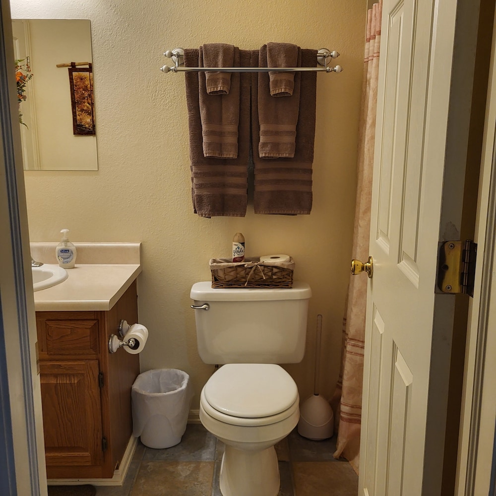 3. Mt. Yale Room photo 2