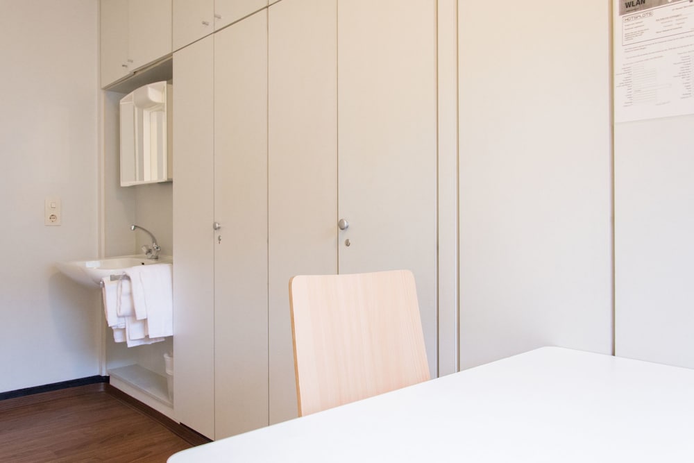 Basic Quadruple Room, 1 Bedroom, Ensuite photo 3