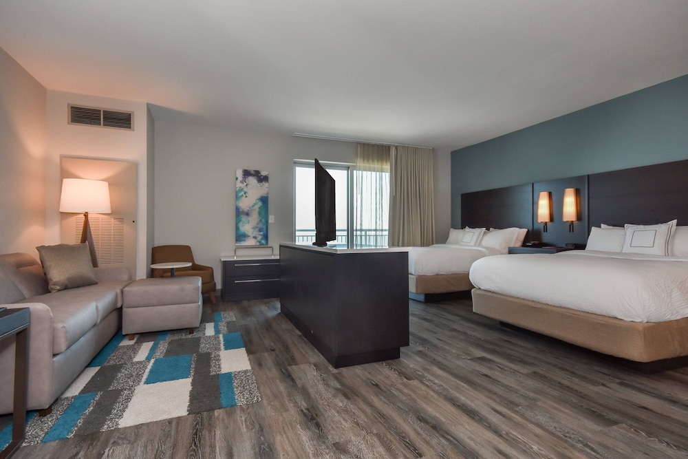 Executive Studio Suite, 1 Double Bed, Balcony (Oceanfront)