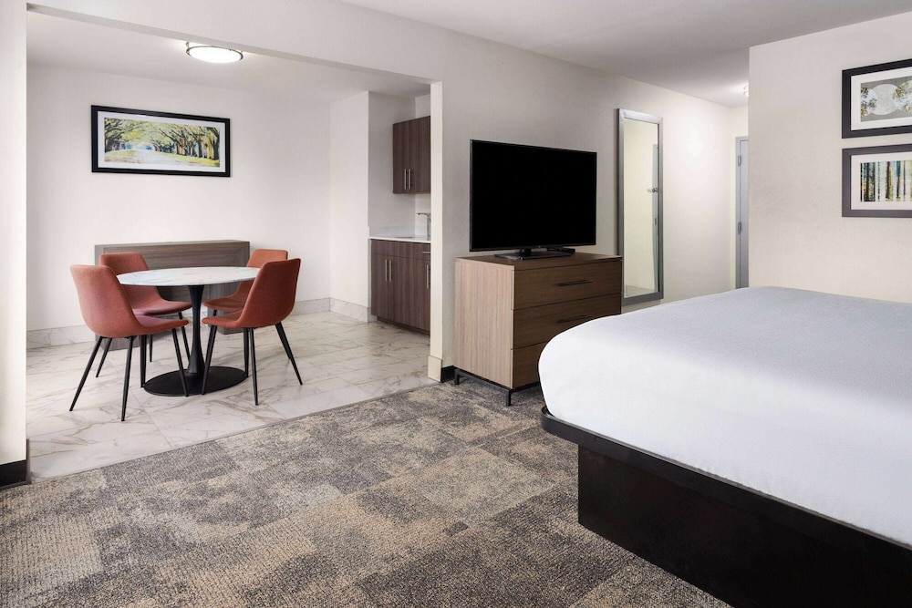 Room, 1 King Bed, Accessible, Non Smoking (Mobility) - Photo 3
