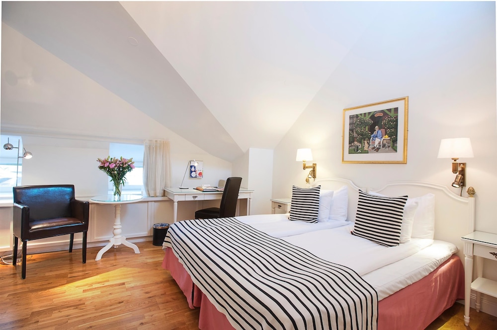 Standard Room, 1 Queen Bed, Non Smoking (1 Queen or 2 Twin beds)