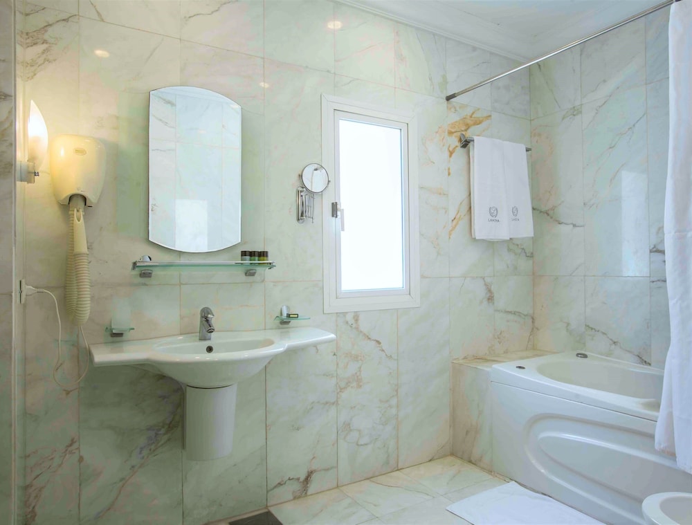 Premium Suite, 2 Bedrooms, Kitchen, Partial Sea View photo 2