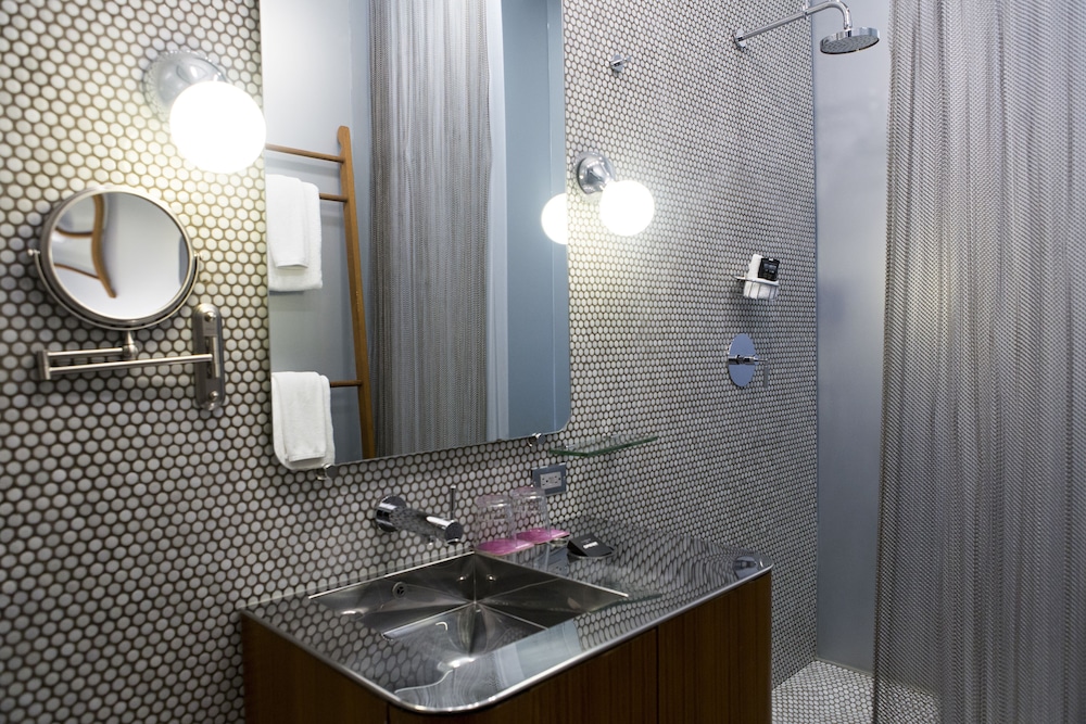 Room, 1 King Bed, Accessible, Pool View (Roll-In Shower, Silver)