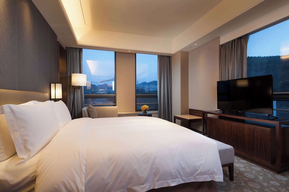 Executive Room, 1 King Bed, Non Smoking photo 3