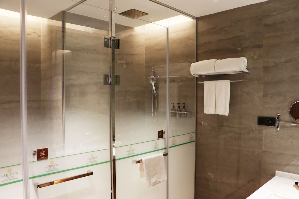 Executive Room, Multiple Beds, Non Smoking - Photo 5
