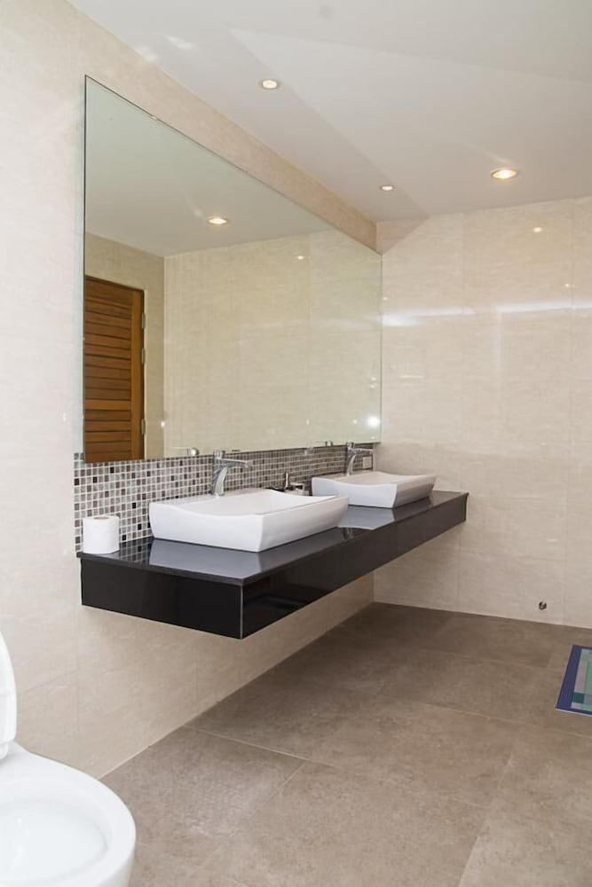 2 Bedrooms Penthouse Apartment photo 2