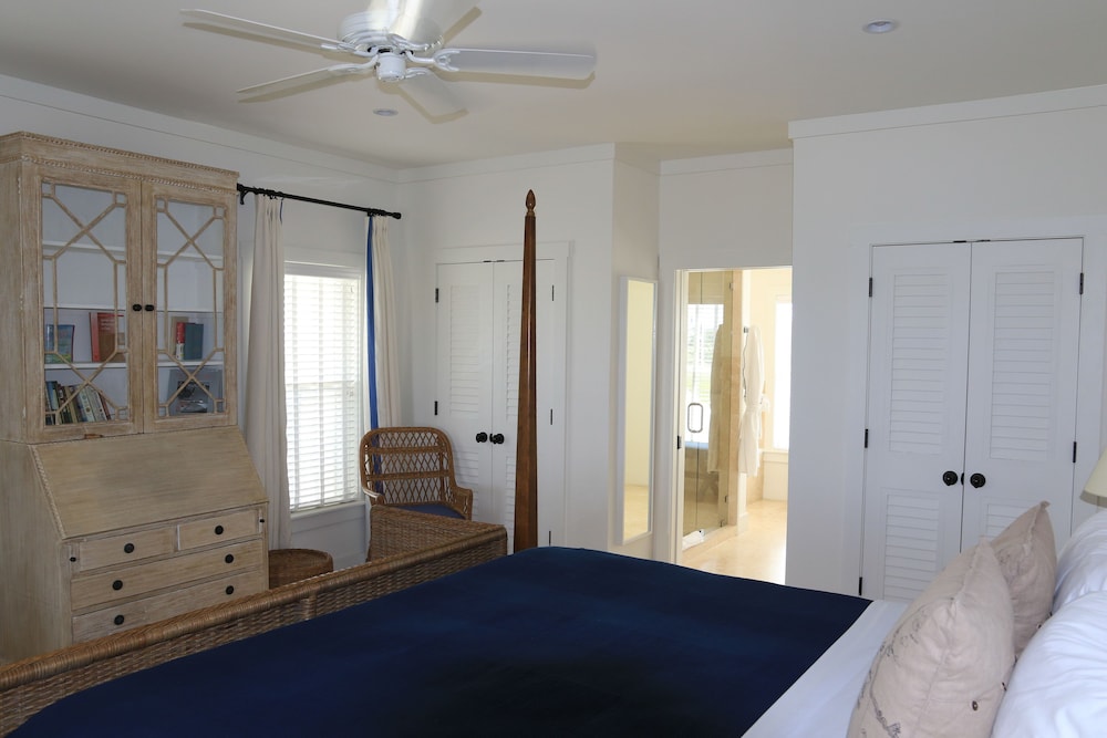 Hibiscus Suite - 1 King Bed (Harbor & Ocean Views) photo 2