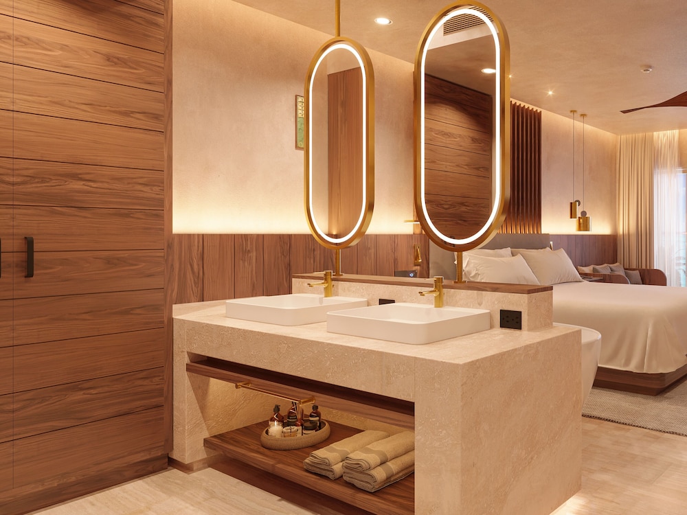 Deluxe Room, 1 King Bed, Balcony