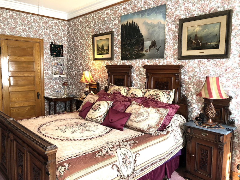 Deluxe Room, 1 King Bed, Private Bathroom photo 2
