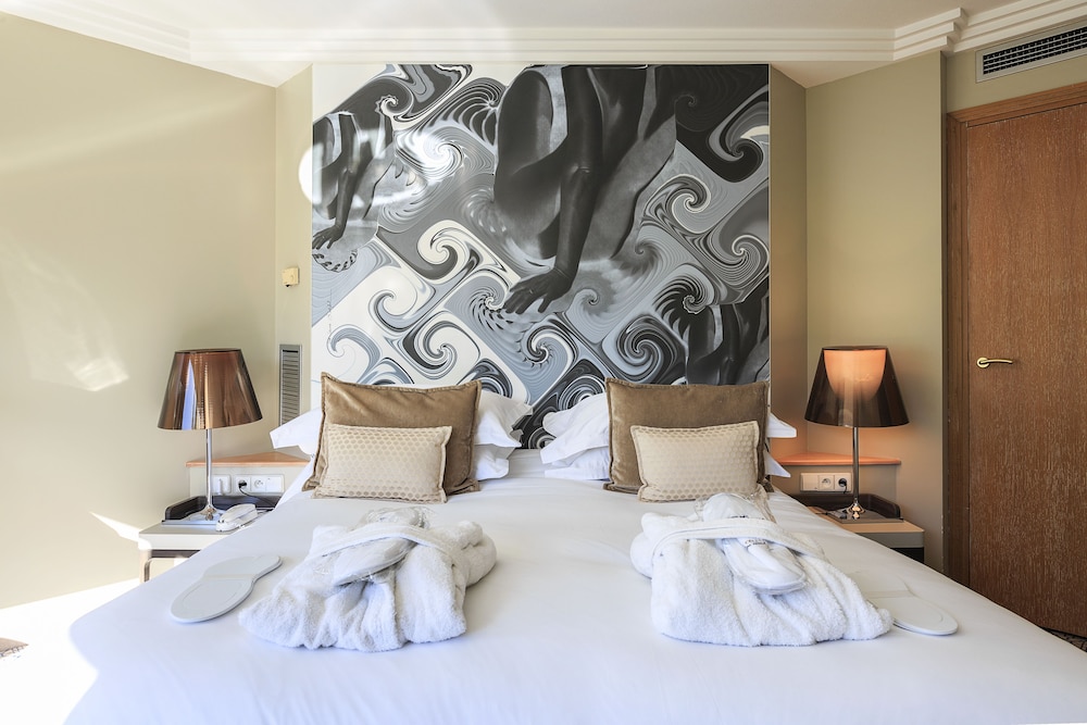 Deluxe Room, City View - Photo 3