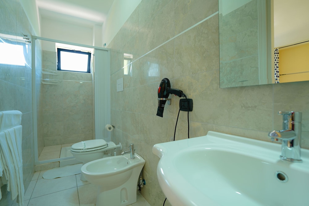 Triple Room (2 adults+1 child) photo 2