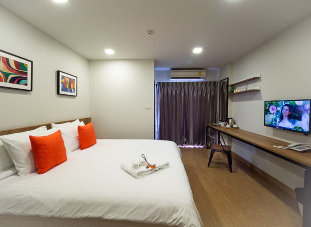 Standard Room, 1 King Bed photo 2
