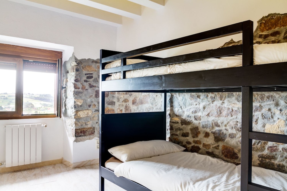 Dormitorio compartido, Dormitorio mixto (1 cama en dormitorio de 4 camas, Casa rural de surf)
