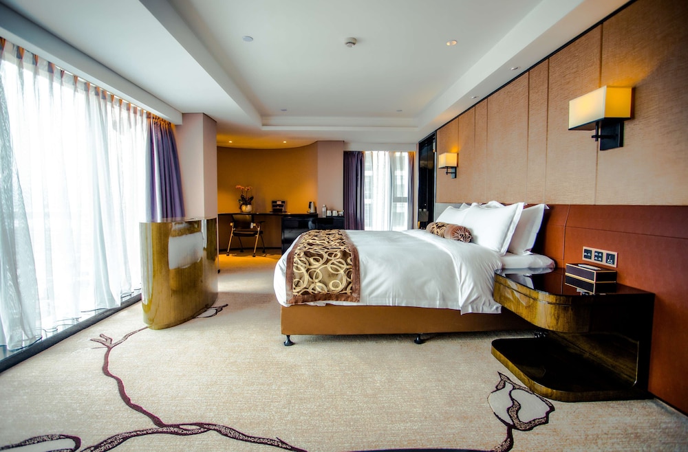 Deluxe Room, 1 King Bed, Non Smoking, Lake View photo 3