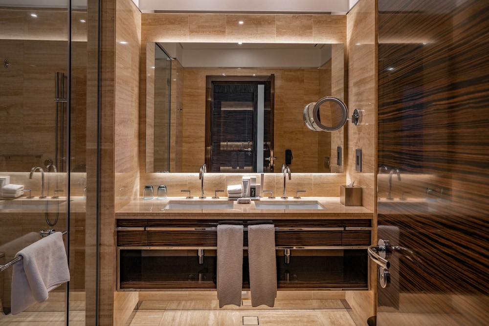 Studio Suite, 1 Bedroom, Balcony (Platinum Suite) thumbnail 6