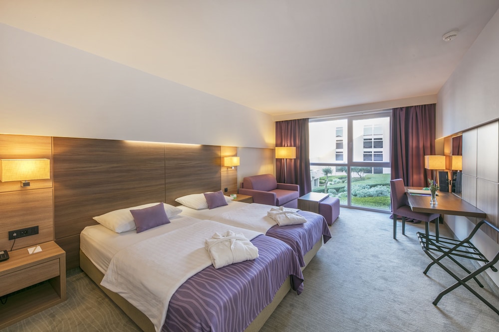 Standard Twin Room with Extra Bed - Photo 1