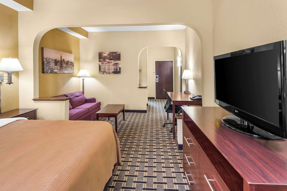 Room, 1 Queen Bed, Non Smoking (Upgrade) - Photo 2