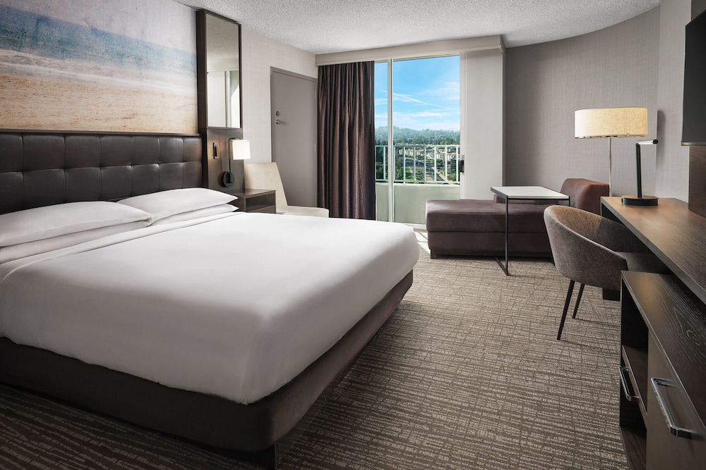 Premier Room, 1 King Bed, Balcony photo 1