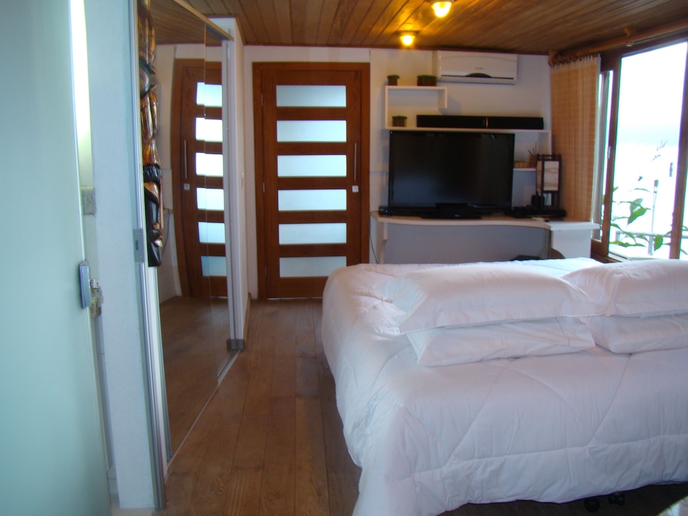 Deluxe Room, 1 King Bed (Superior) photo 1
