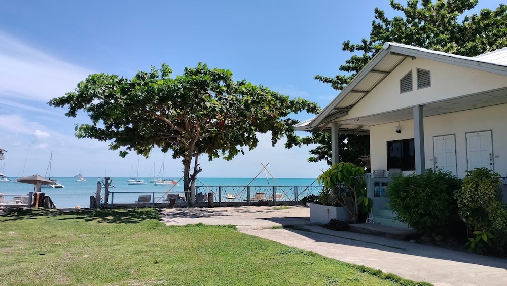 Beachfront Bungalow - Photo 8