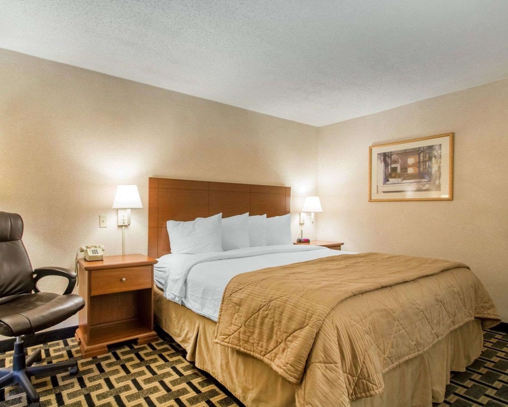 Standard Room, 1 King Bed, Non Smoking - Photo 2