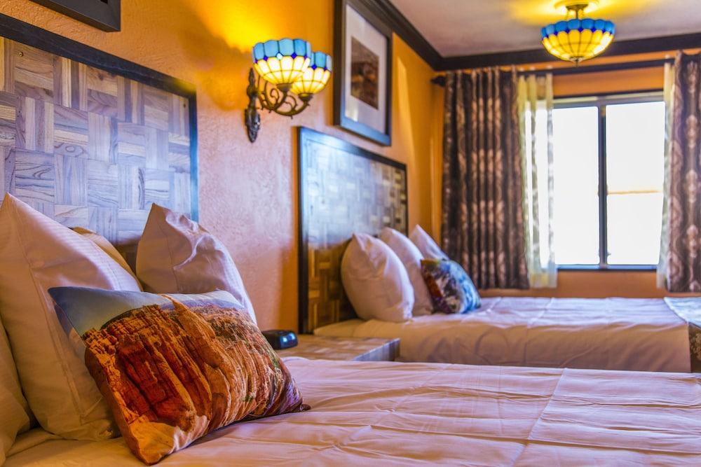 Queen Room with Two Queen Beds - Photo 16