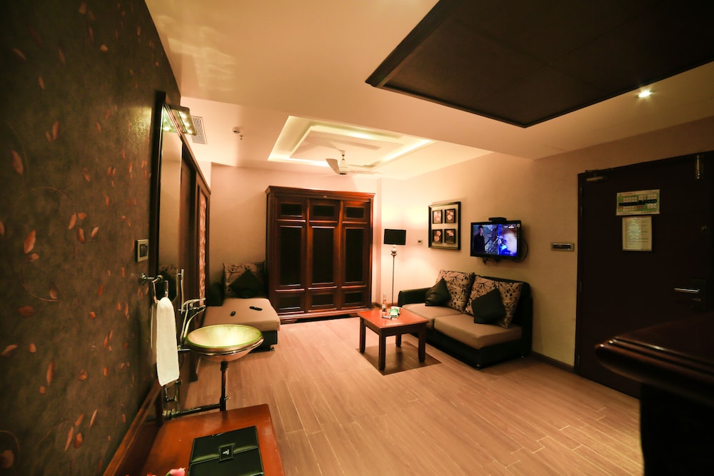 Luxury Suite, 1 Queen Bed, Patio, Executive Level photo 3
