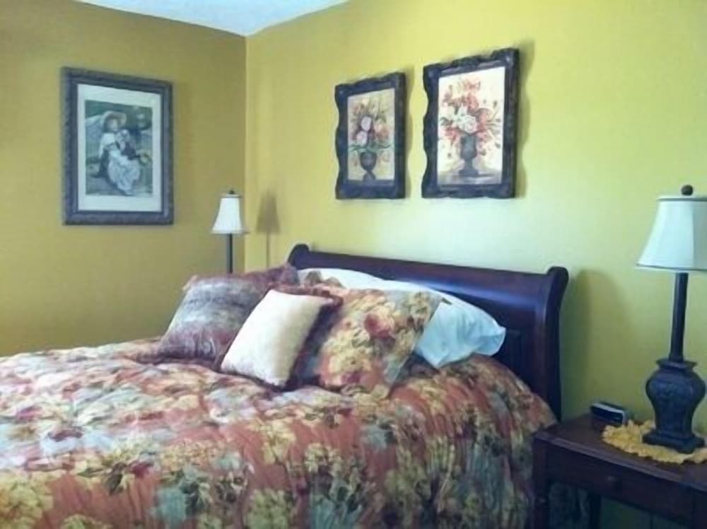 Deluxe Double Room, 1 Queen Bed, Private Bathroom (Vintage Rose) photo 1