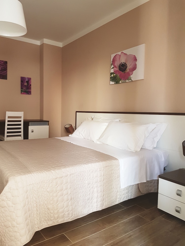 Standard Twin Room, 2 Bedrooms, Private Bathroom photo 2