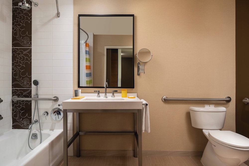 Room, 2 Queen Beds, City View (Mobility Accessible, Roll-in Shower)