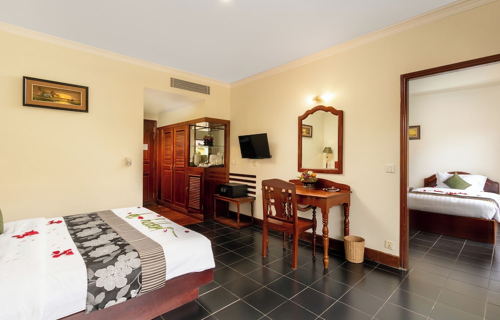 Luxury Room, 2 Bedrooms, Pool View photo 3