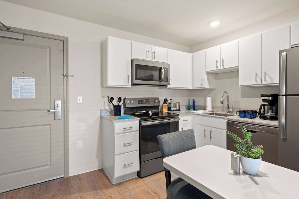 Suite, 2 Bedrooms, Accessible (Hearing) - Photo 9