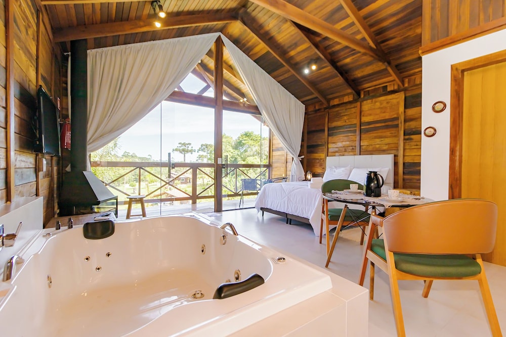 Comfort Cabin, Jetted Tub, Pool View