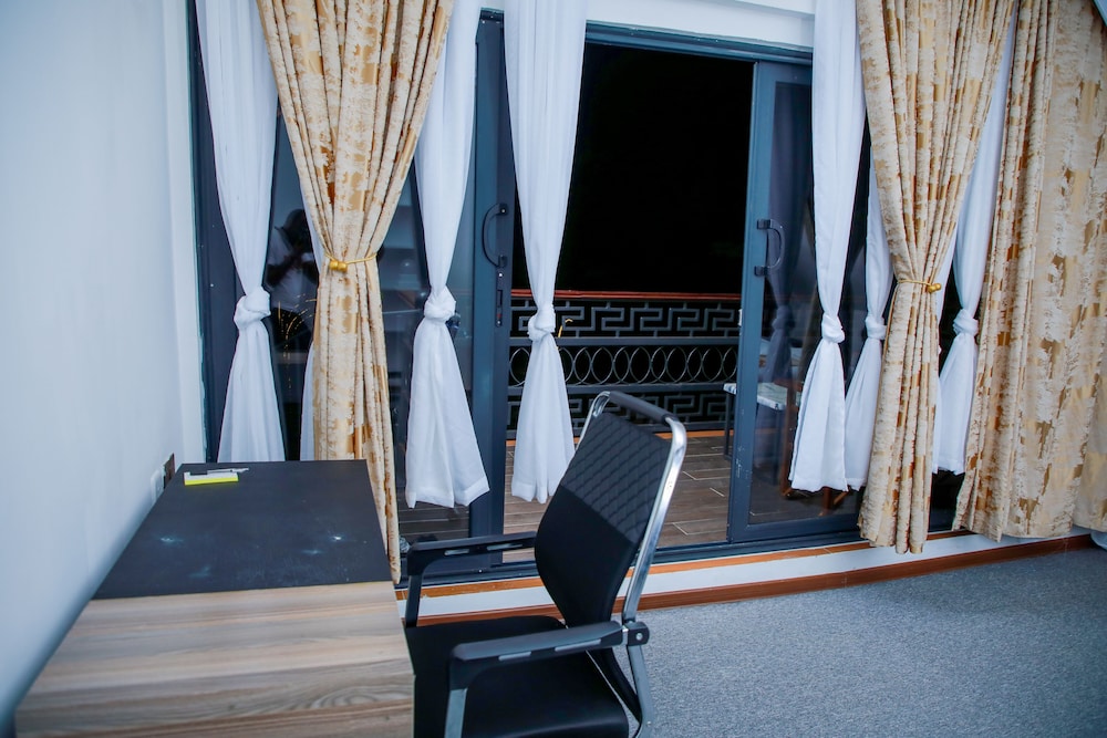 Luxury Suite, 1 Queen Bed, Balcony, Garden View
