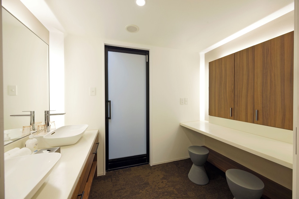 Suite, Multiple Beds (Twin, Up To 6 Guests) - Photo 3