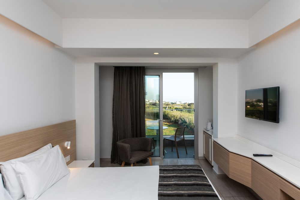 Double or Twin Room (Side Sea View)