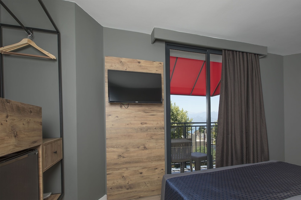 Deluxe Double or Twin Room thumbnail 5