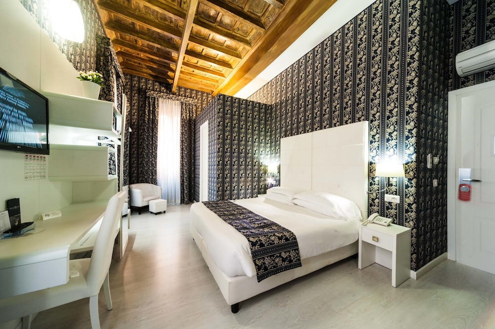 Deluxe Double Room, City View photo 3