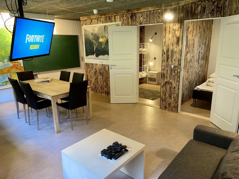 Big Studio Apartment with Private Kitchenette & Shared Bathroom
