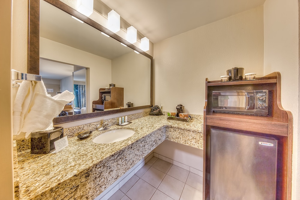 Room, 2 Queen Beds, Smoking (Pet Friendly) - Photo 4