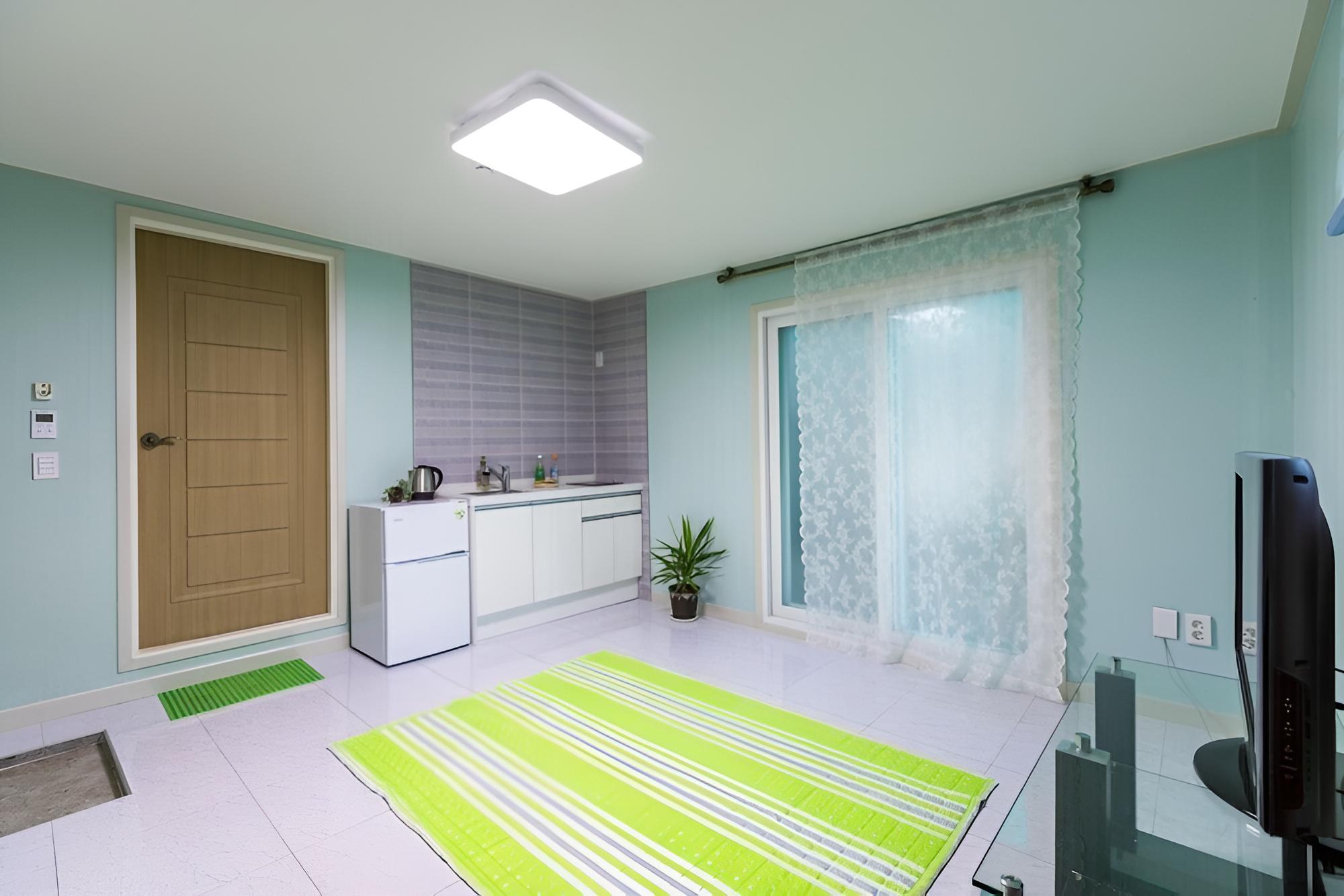 Room (Summer) photo 3