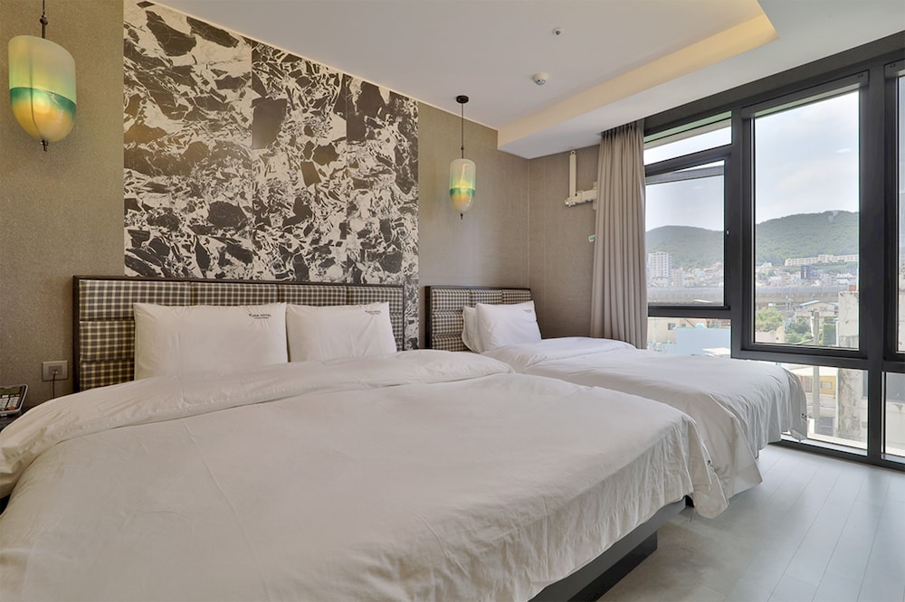 Premium Twin Room - Photo 1